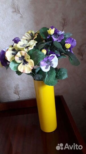 Ваза с искусственными цветами