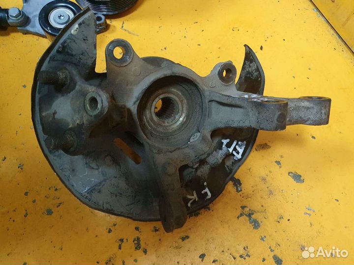 Кулак поворотный передний правый ступица Toyota E1