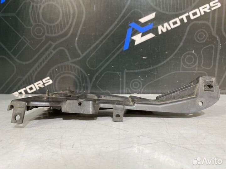 Крепление бампера переднее левое Audi A6 C6 BDW