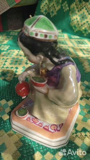 Фарфоровая статуэтка Узбечка с чайником Дулево