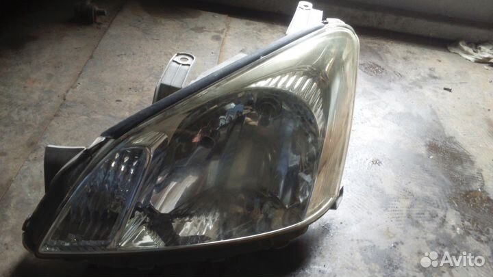 Продаю фару тойота премиа