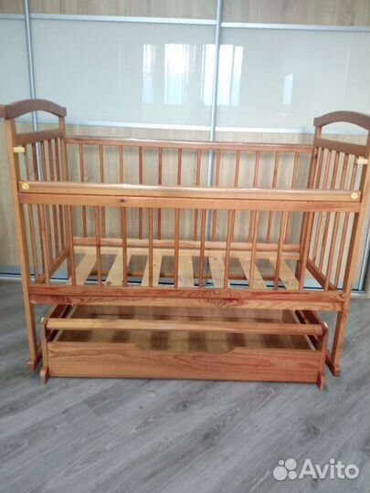 Детская кроватка с маятником и ящиком