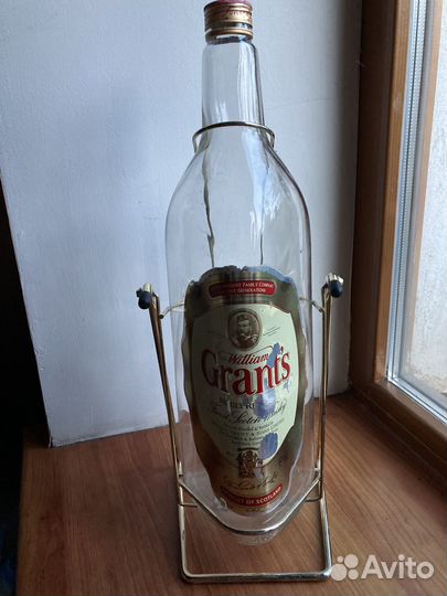 Бутыль из под виски на качелях с дозатором