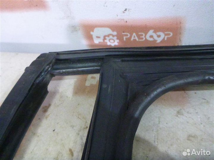 Уплотнительная резинка стекла задняя правая