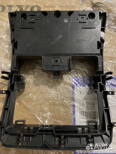 Кронштейн потолочного плафона Volvo S40 08650585