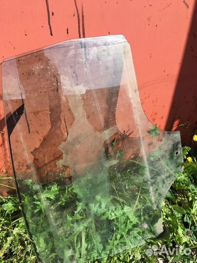 Стекло задней левой двери
