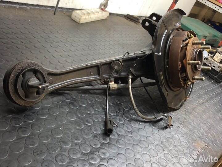 Кулак задний левый Mitsubishi Outlander XL