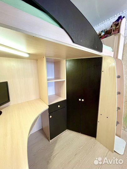 Детская кровать чердак со столом и шкафом