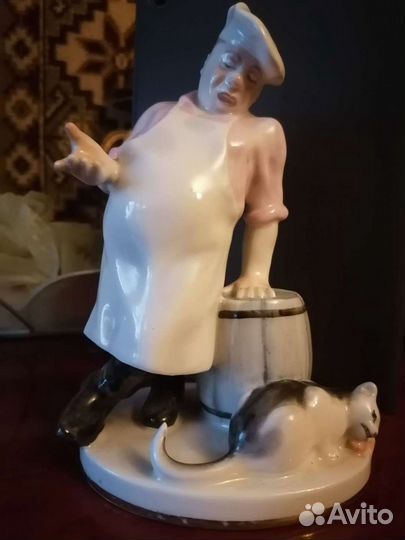 Фарфоровая статуэтка