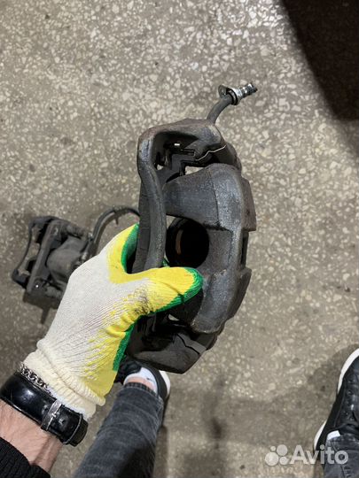 Суппорт передний левый правый honda civic 4d