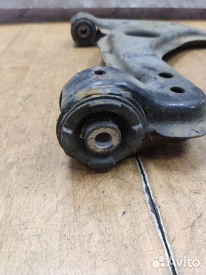 Рычаг подвески передний правый Opel Astra H Z16XE