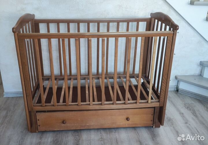 Детская кроватка с маятником и ящиком