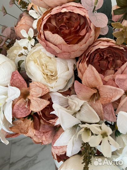 Ваза напольная с искуственными цветами