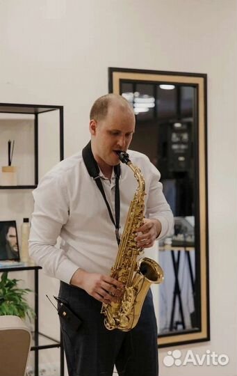 Саксофонист на праздник