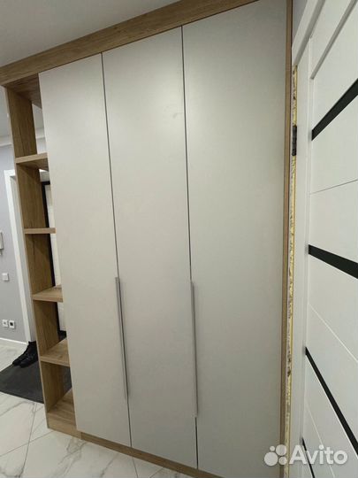 Шкаф распашной с полками