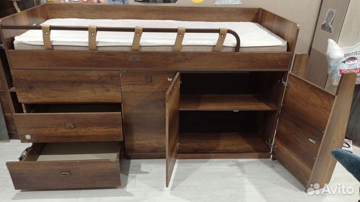 Детская кровать со столом и шкафом