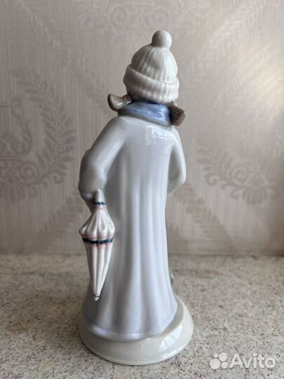 Фарфоровая статуэтка. Девочка с кошкой