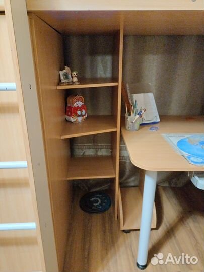 Детская кровать чердак со столом и шкафом