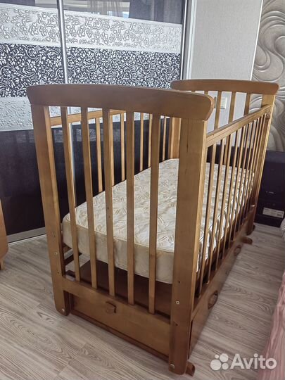 Детская кроватка с маятником и ящиком