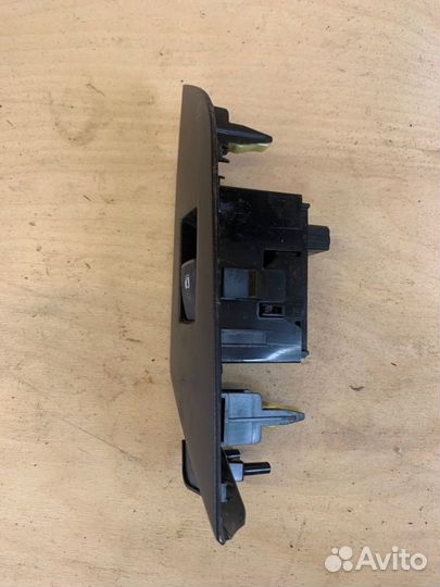 Кнопка стеклоподъемника задняя левая Toyota Prius