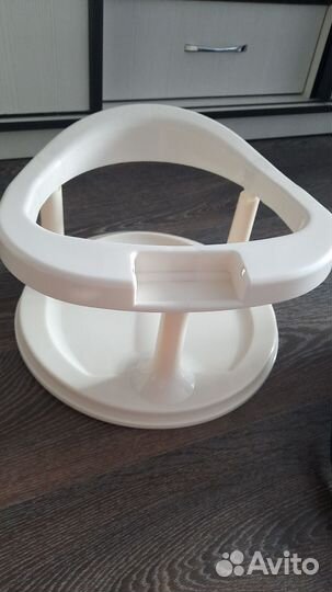 Вещи пакетом и стульчик для купания