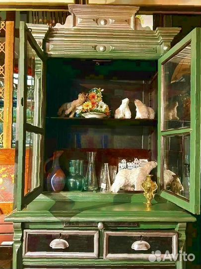 Буфет антикварный зеленого цвета