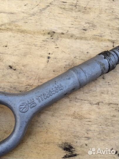 Буксировочный крюк VW Jetta 5