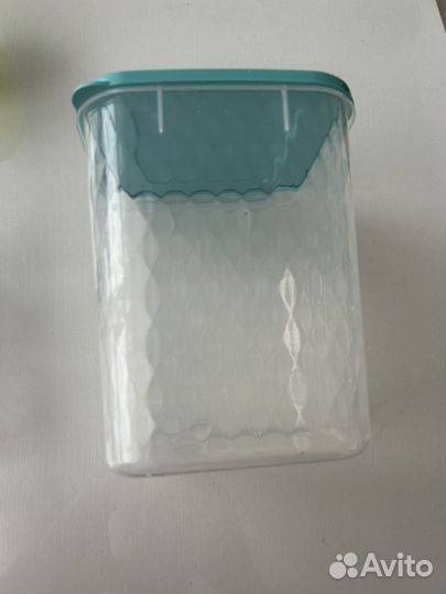 Пластиковые контейнеры и стаканы