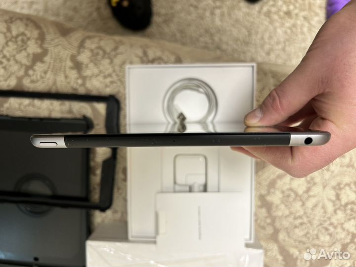 iPad (6th Generation) Wi-Fi + Cellular32gd