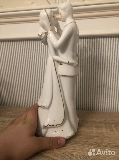 Фарфоровая фигурка