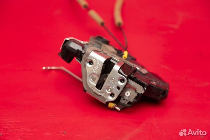 Замок боковой двери передний левый Toyota Land