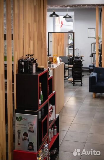 Аренда стеллажа, полки, витрины для шоурума