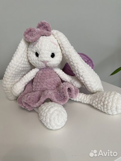Вязаный плюшевый заяц - зайка балерина