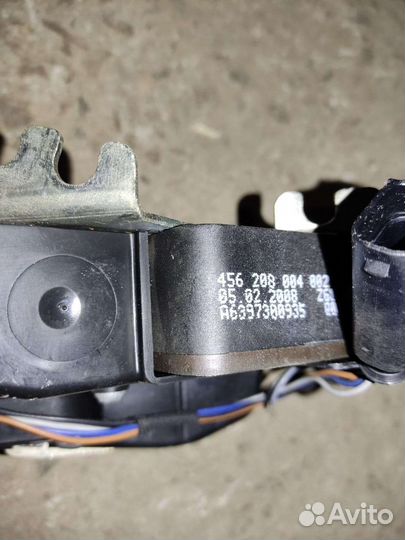 Замок правой сдвижной двери на мерседес 639