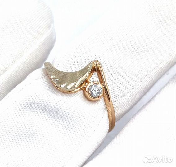 Золотое кольцо с камнем 16р