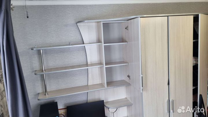 Стенка в комнату