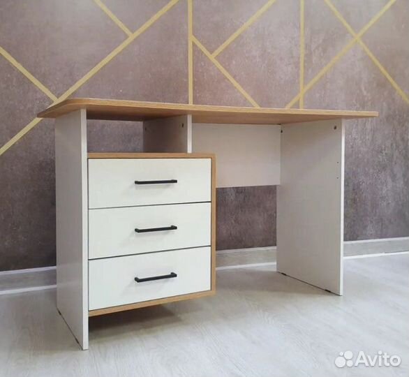 Стол письменный