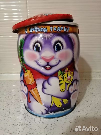 Жестяные банки с новогодней тематикой