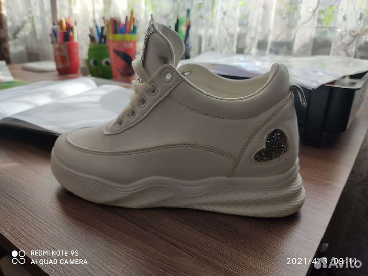 Кроссовки женские