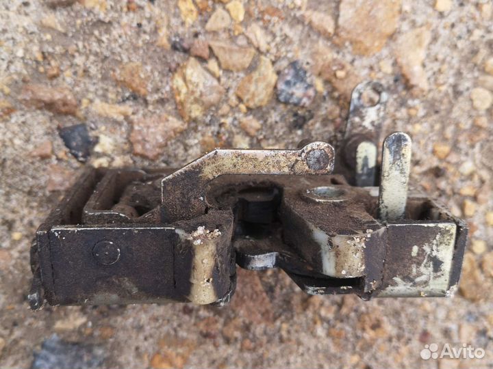 Замок задний правый Audi 100C3