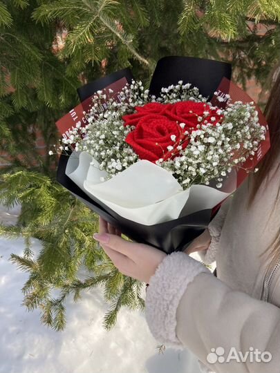 Букет из вязаных роз и живых гипсофил