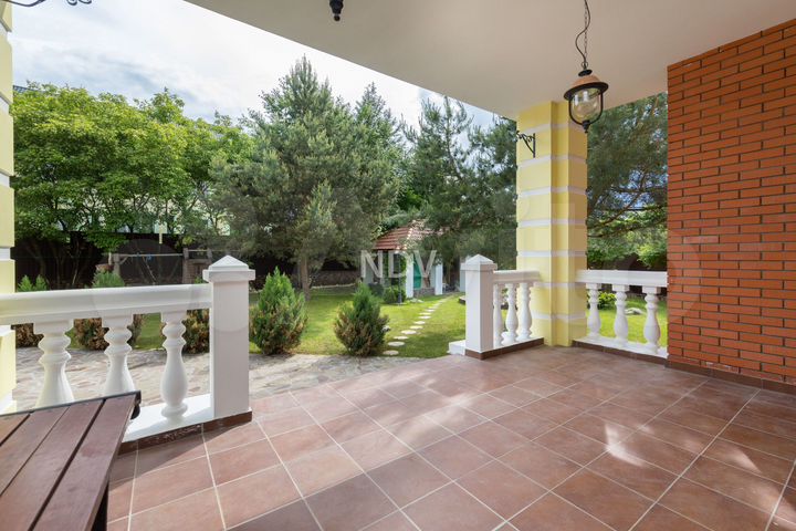 Дом 530,1 м² на участке 18 сот.