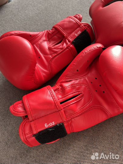 Боксерские перчатки и шлем