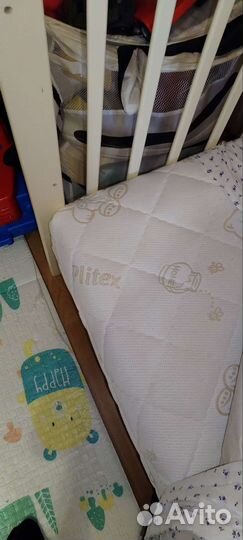 Детская кроватка с маятником