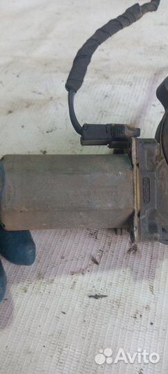 Моторчик стеклоподъемника задней левой двери