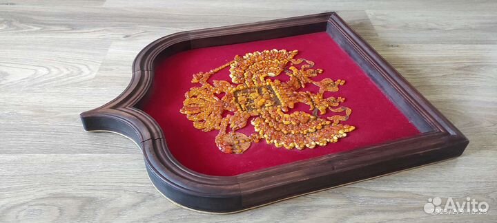 Герб из натурального янтаря