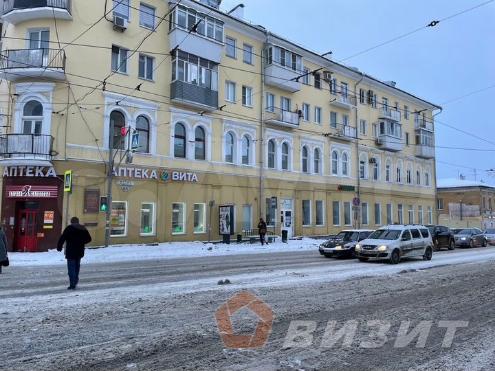 Помещение на оживленном перекрестке у остановки