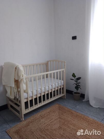 Детская кроватка с маятником