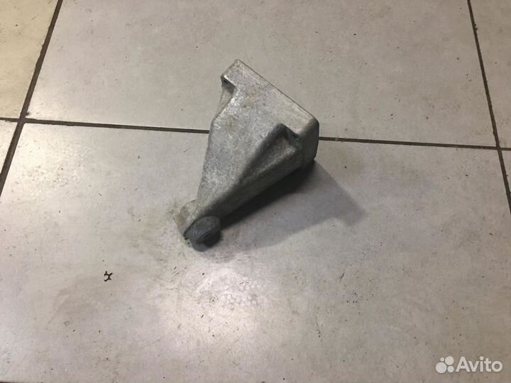 Кронштейн опоры двигателя правый M271 mercedes