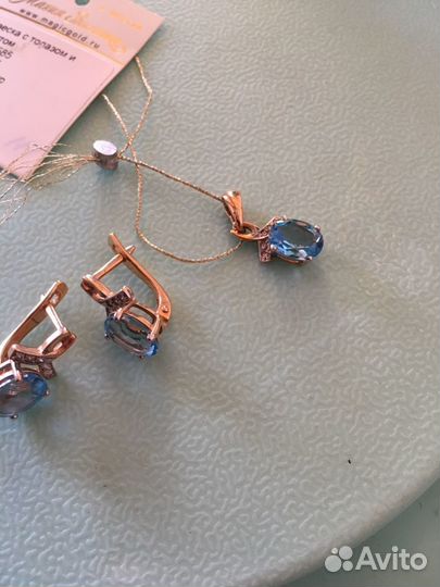 Золотой комлект серьги и кулон с топазом